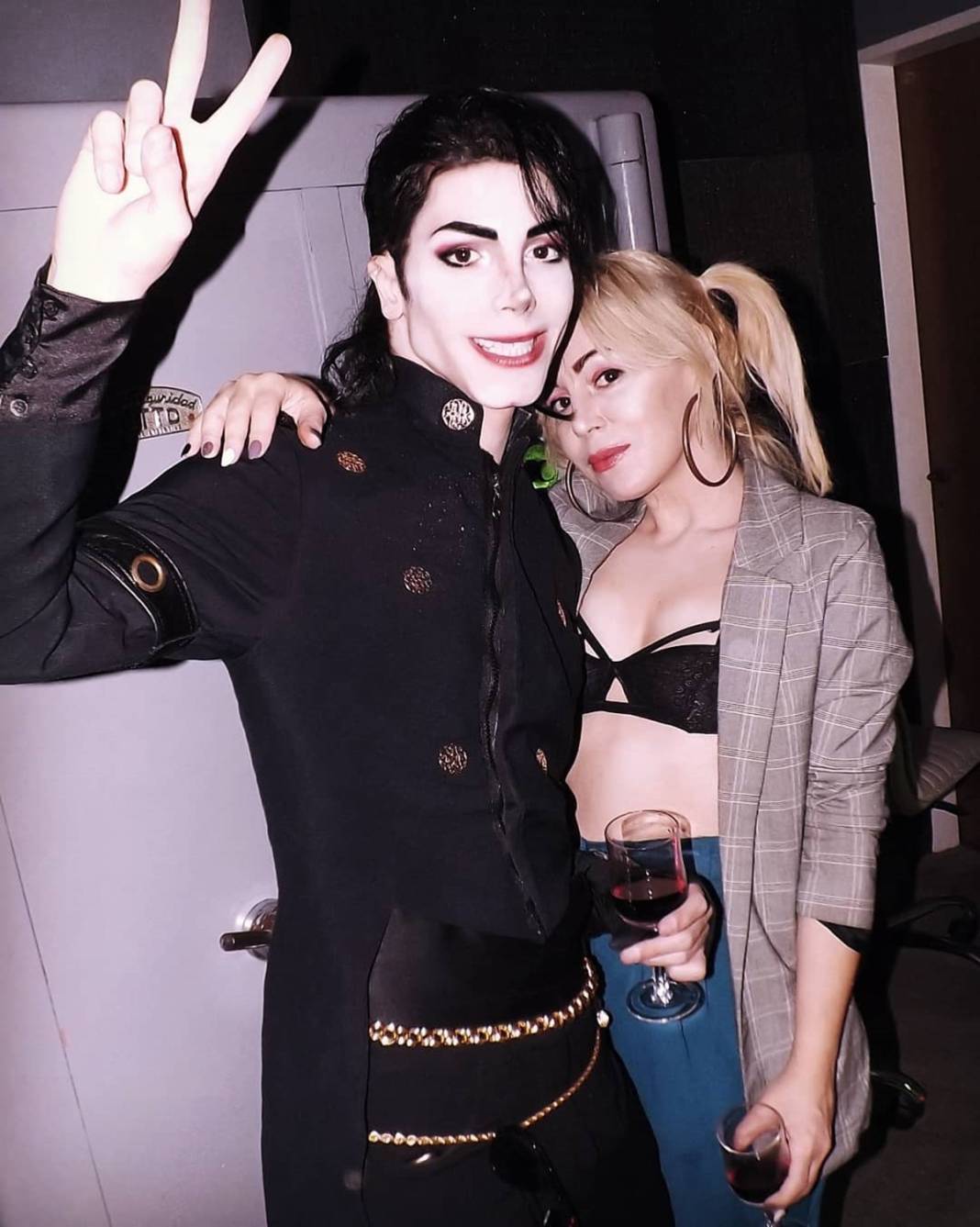 Michael Jackson'a benzemek için 40 bin dolar harcadı! Bakın neye benzedi... 28